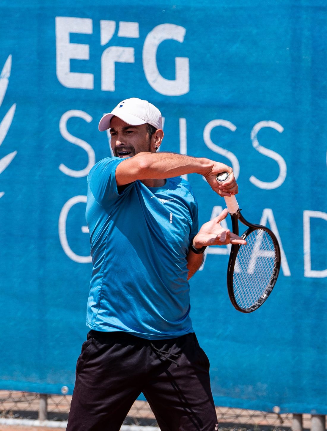 Bastian Parada golpeando de derecha en el EFG Swiss Open de Gstaad
