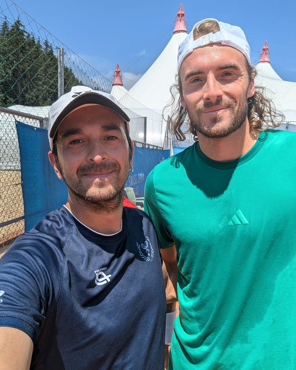 Bastian Parada con un jugador del circuito ATP en Gstaad