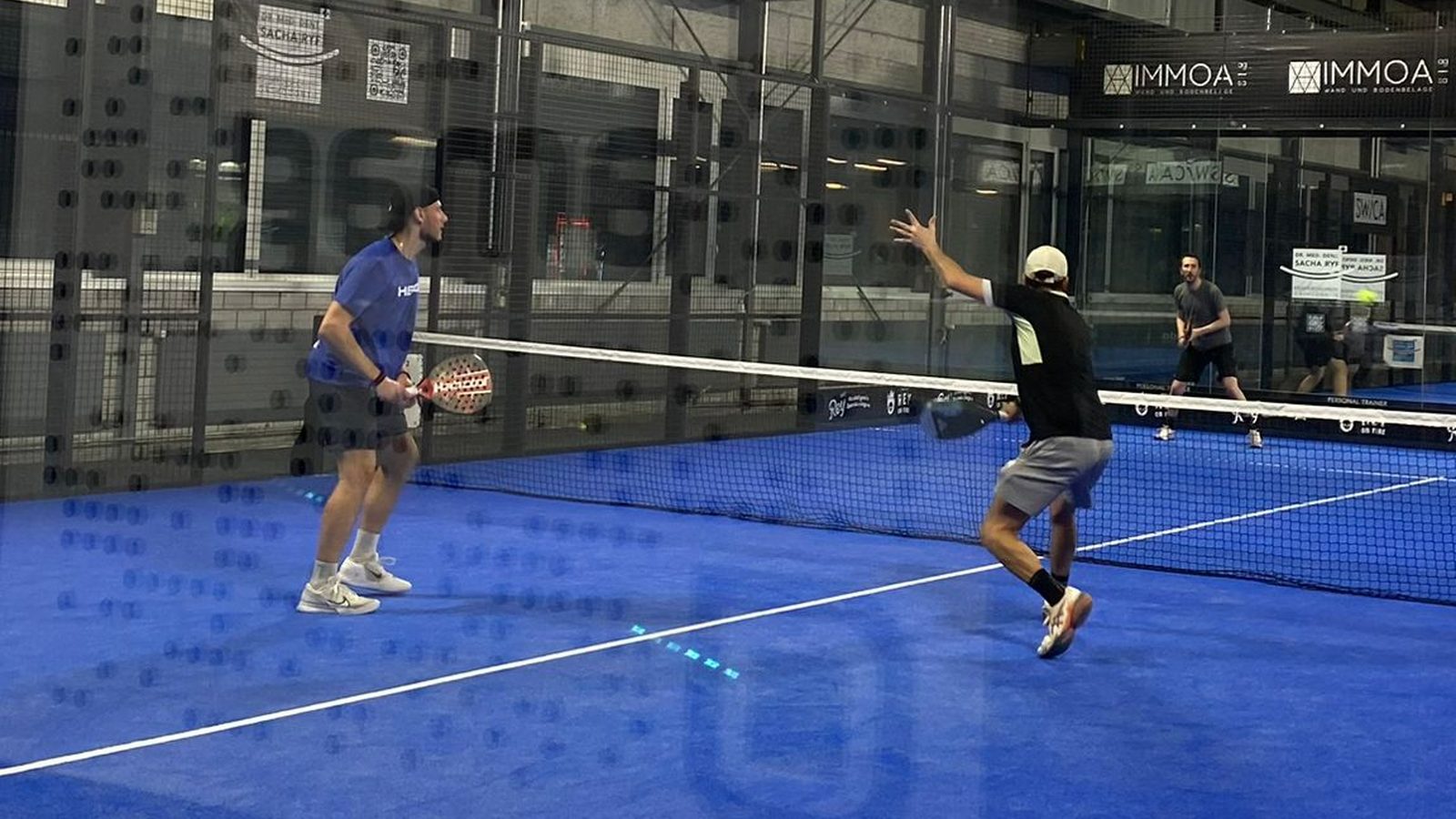 Bastian Parada rematando en una pista de pádel cubierta